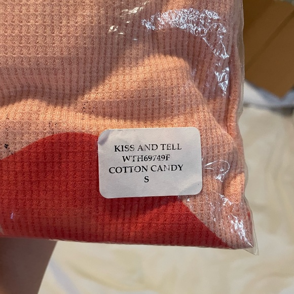 BOGO 💖 NWT Wildfox Longsleeve “Kiss and Tell” - Picture 3 of 4